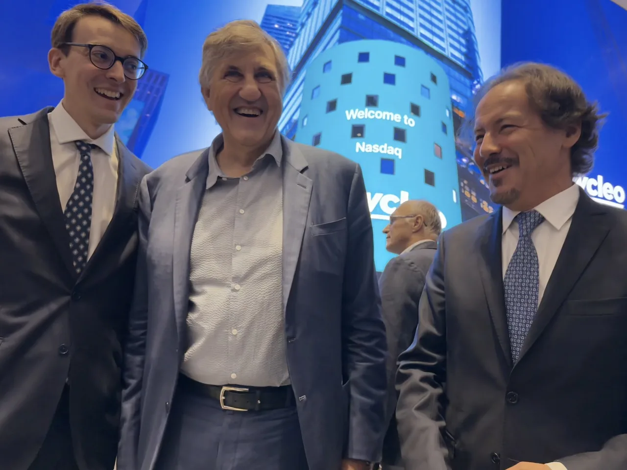 Il team durante la cerimonia al NASDAQ